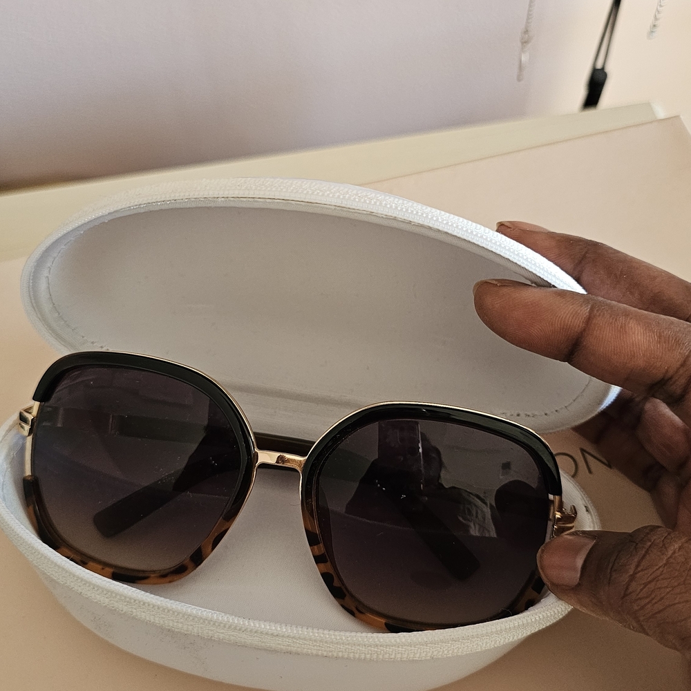 Jessica Simpson Tortoise and Black Sunglasses